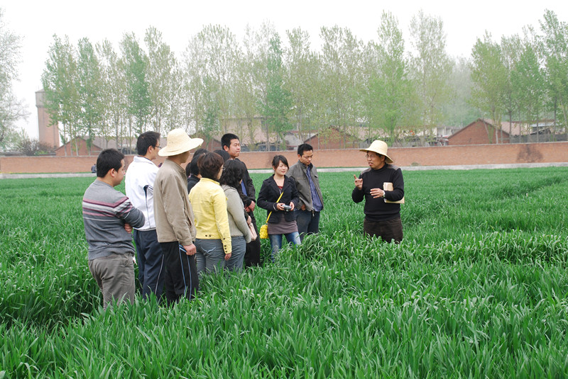 1650591837507351.jpg 茹老师在试验田给学生讲授育种知识.jpg