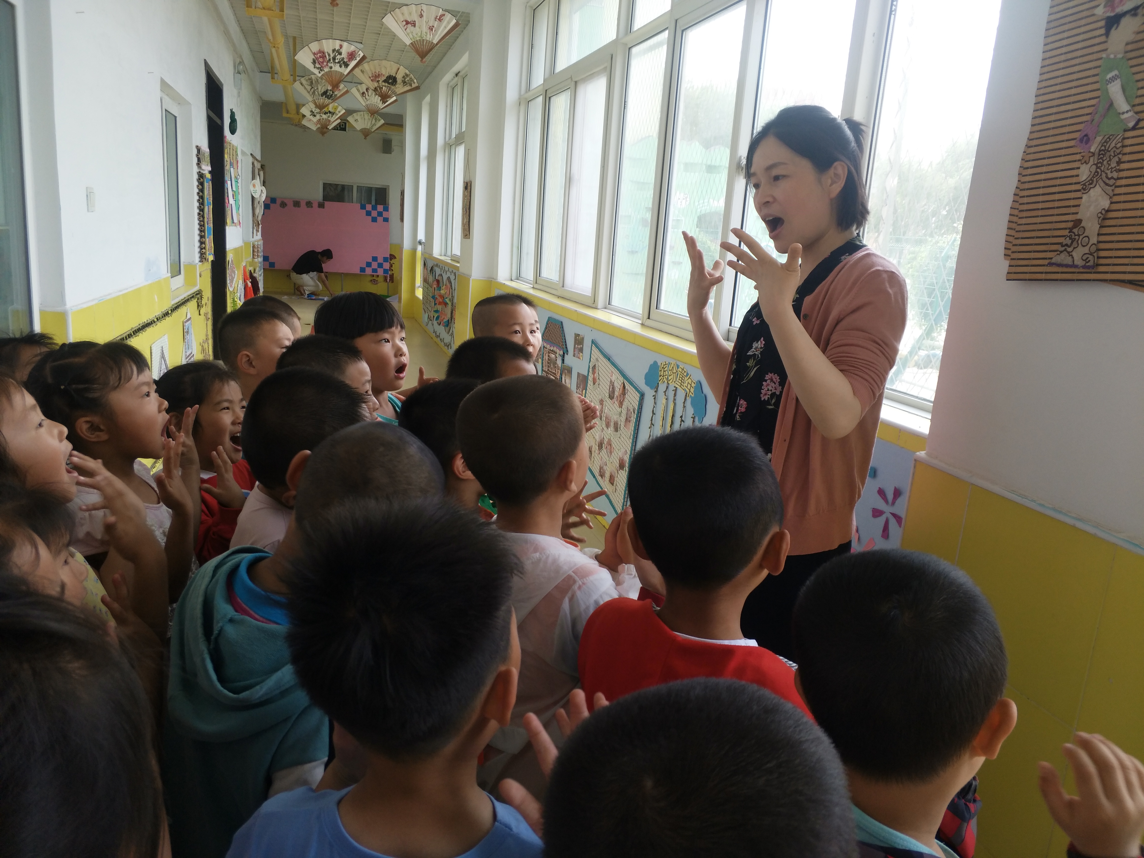 1650591680310677.jpg 郭文艳带领孩子们玩游戏.jpg
