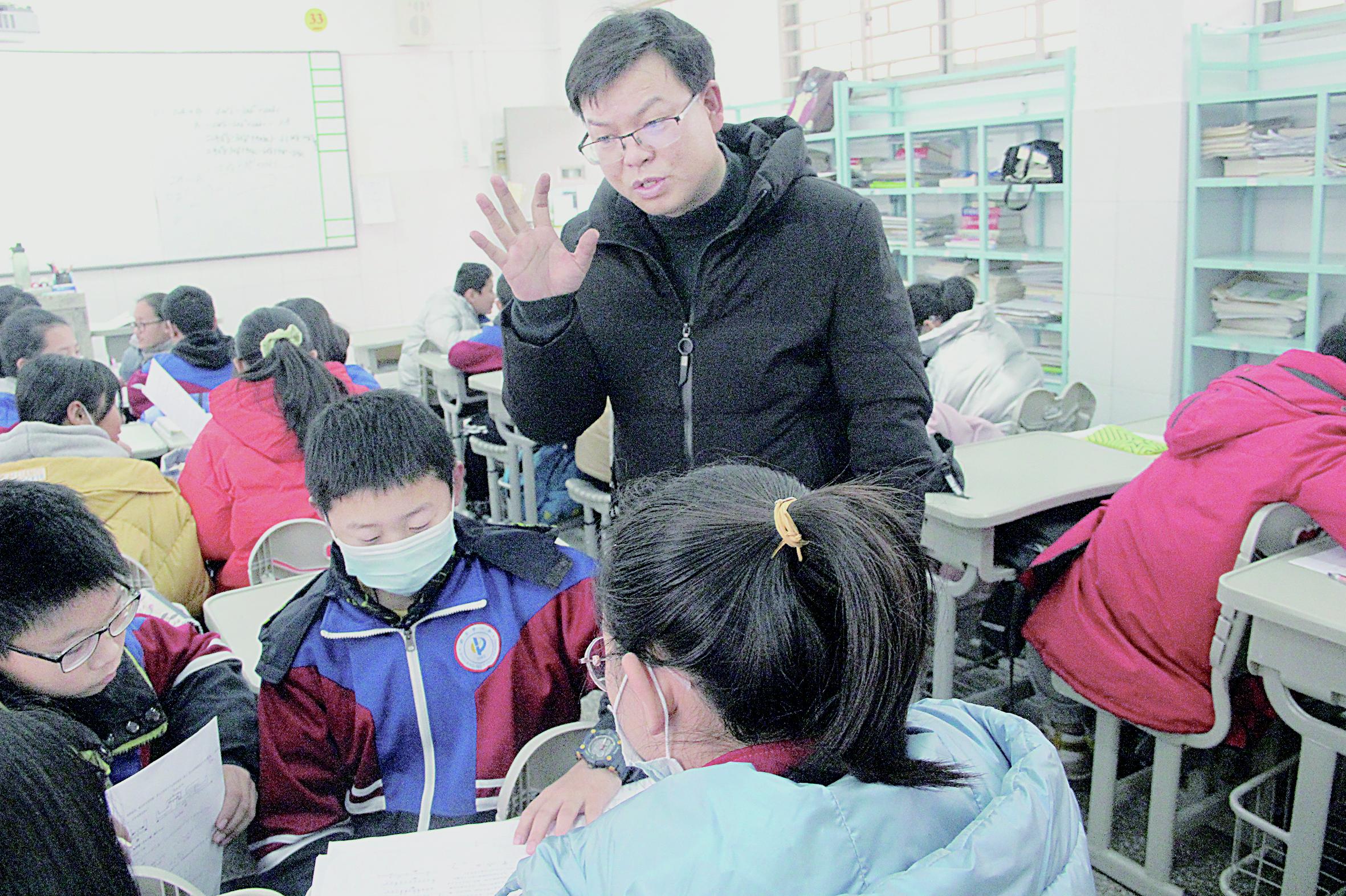 1650591775807123.jpg 王三朝在课堂上跟学生深入交流.JPG