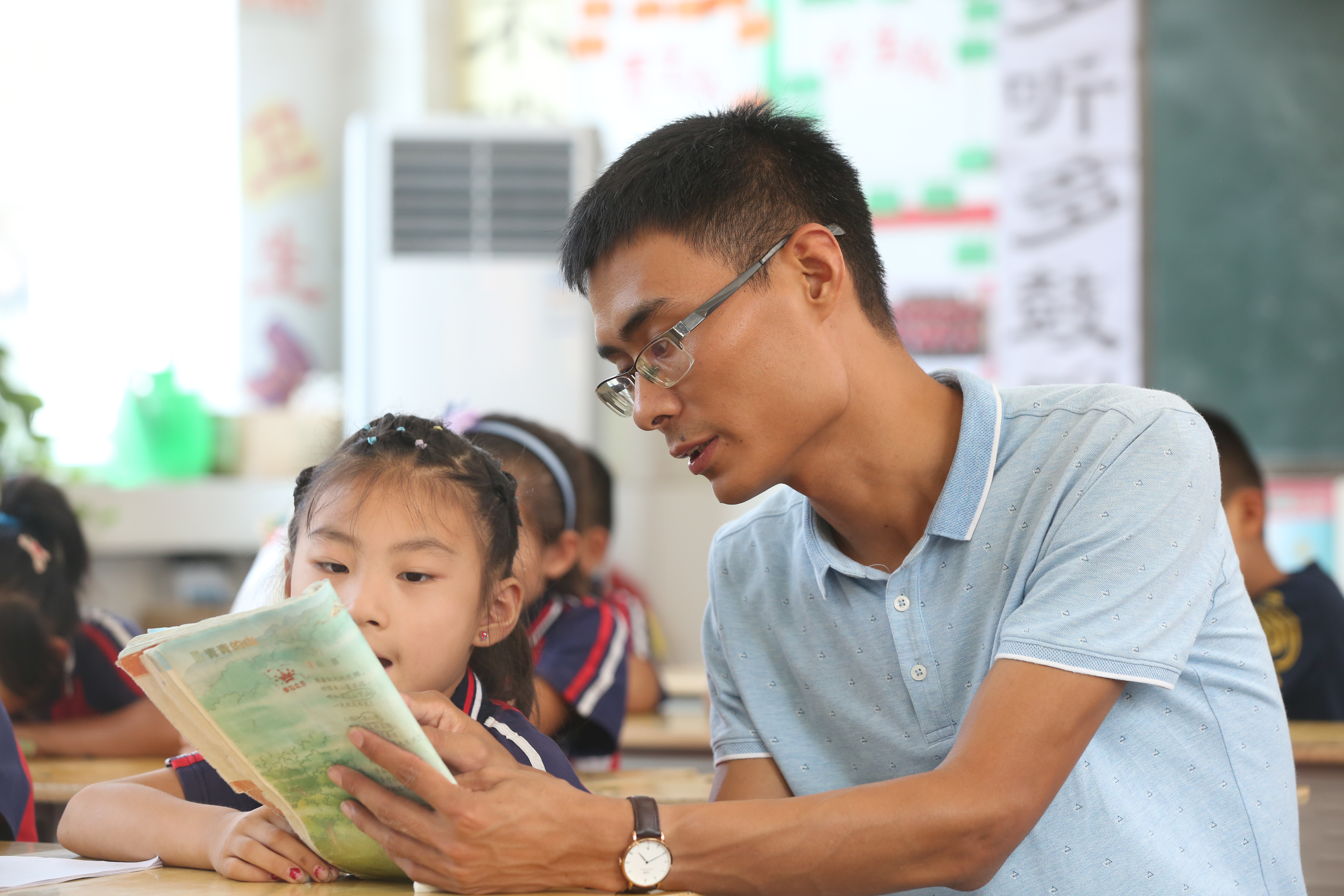 1650591736338349.jpg 辅导学生读书.jpg